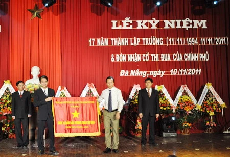 ĐH Duy Tân: Đón nhận Cờ thi đua của Chính phủ