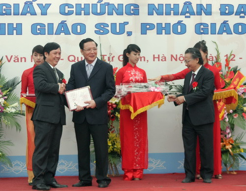  Bộ trưởng Phạm Vũ Luận trao giấy chứng nhận đạt tiêu chuẩn chức danh GS, PGS cho các tân GS, PGS. Ảnh, gdtd.vn