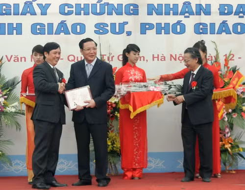 &nbsp;Bộ trưởng Phạm Vũ Luận trao giấy chứng nhận đạt tiêu chuẩn chức danh GS, PGS cho các tân GS, PGS. Ảnh, gdtd.vn