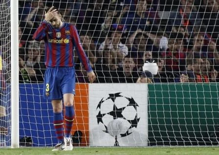 Trung vệ Gerard Pique đối diện với nghi án &quot;tẩy thẻ&quot;