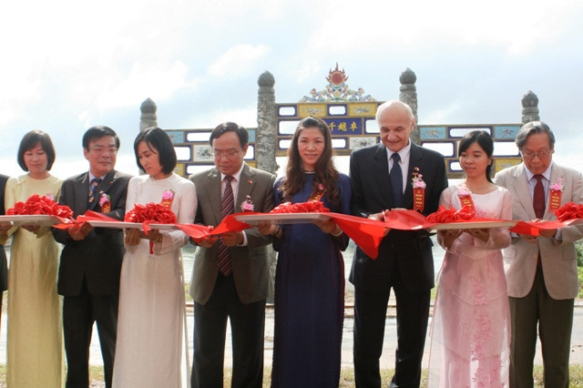 Cắt băng khánh thành công trình tu bổ, tôn tạo Linh Tinh Môn - ảnh: Song Linh