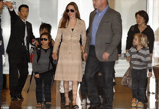 Brangelina dắt sáu con đến Nhật ảnh 4