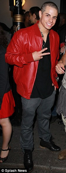 Casper Smart và J.Lo article-0-0EC760C500000578-764_224x583.jpg