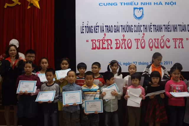 Trao giải cho các