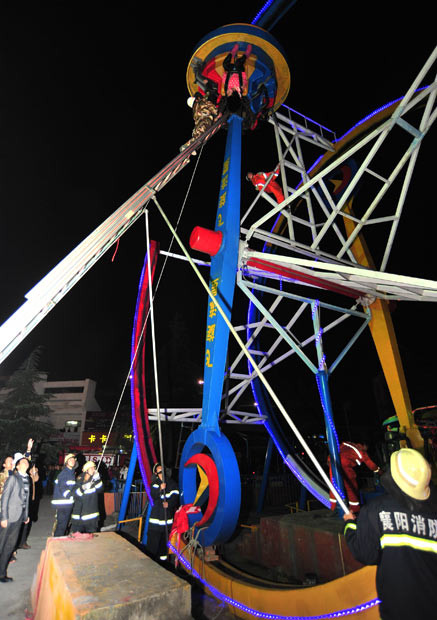 Two girls spent two hours trapped upside down at the top of a 15-metre-high fairground ride in southern China’s Hunan Province before being rescued. The local firefighting office dispatched three wagons and 20 officers to the scene. However, when they got there they discovered that conditions were too cramped to use the ladder they had brought with them, so they had to send for a smaller one. During the wait one of the girls passed out and a decision was made for one firefighter to climb up a normal ladder to rescue the girls.