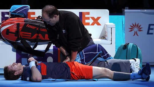 Andy Murray gục ngã nhanh chóng trước David Ferrer ảnh 2 Murray đã phải nhờ đến sự trợ giúp của các bác sĩ