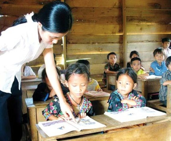 Cô giáo Nguyễn Thị Mến và học sinh ở trường tiểu học Kim Đồng (Đắk Ngo - Đăk Nông