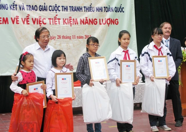 Trao giải cuộc thi vẽ tranh về tiết kiệm năng lượng