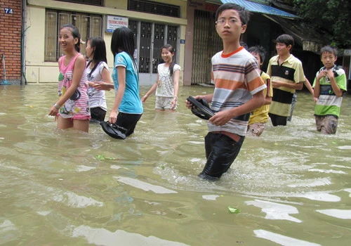 Miền Trung: Nhiều nhà cửa và trường học ngập nước