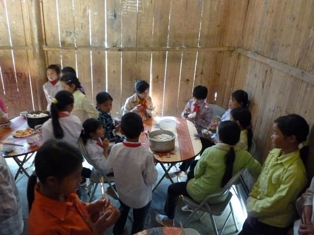 Bữa ăn đạm bạc chan chứa tình thương yêu của thầy cô giáo trẻ Nậm Đét.