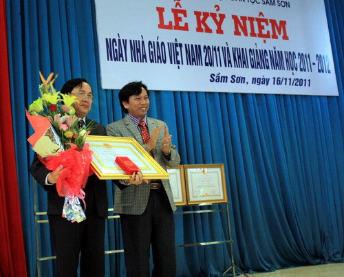  Đại diện lãnh đạo cấp ủy, chính quyền thị xã Sầm Sơn- Thanh Hóa trao tặng Huân chương Lao động hạng Ba của Nhà nước cho TS.NGƯT Mai Công Khanh.  