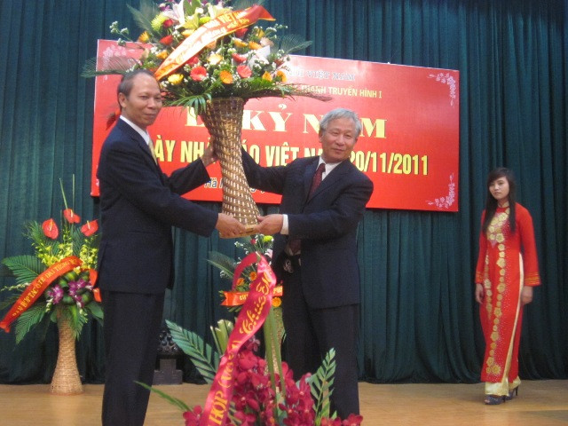 Đài Tiếng Nói Việt Nam có đóa hoa chúc mừng tới các thầy cô nhà trường