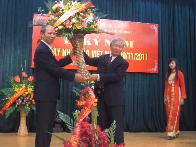 Sôi nổi các hoạt động chúc mừng các nhà giáo ảnh 2 Đài Tiếng Nói Việt Nam có đóa hoa chúc mừng tới các thầy cô nhà trường