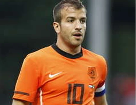 Van der Vaart ngồi ngoài trận giao hữu với Đức