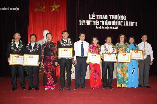 Sôi nổi các hoạt động chúc mừng các nhà giáo ảnh 3 Sở và CĐGD Nghệ An trao phần thưởng của Qũy phát triển tài năng giáo dục cho 07 nhà giáo tiêu biểu