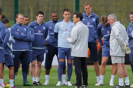 HLV Capello bảo vệ John Terry