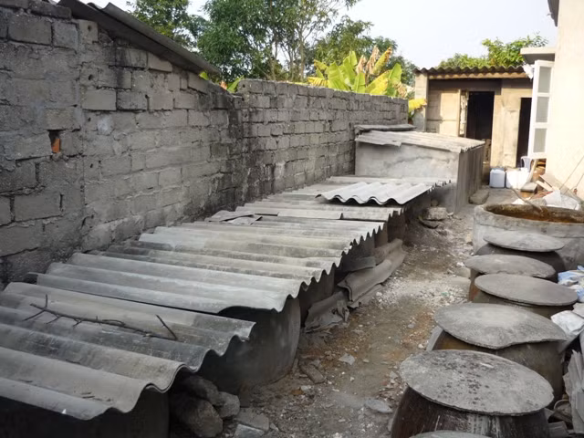 Hương vị Quan Lạn ảnh 3 Hàng chum làm mắm xếp dọc sân nhà