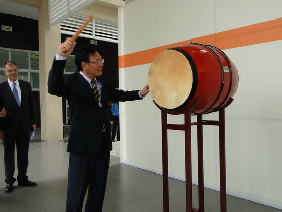 Bộ trưởng Phạm Vũ Luận đánh trống khai giảng năm học mới cho VGU