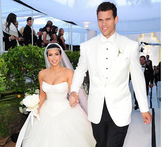 Kim Kardashian đã nộp đơn ly hôn Kris Humphries