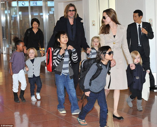 Brangelina dắt sáu con đến Nhật ảnh 1