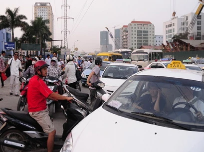 Hà Nội xem xét dừng cấp phép đăng ký kinh doanh taxi