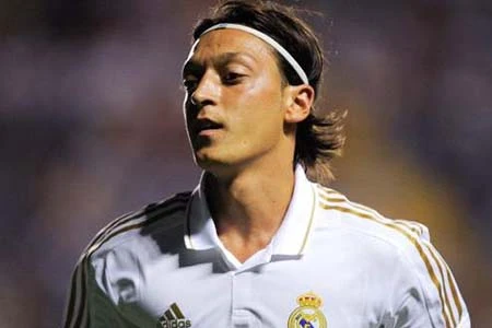 Mesut Ozil: Iker Casillas xứng đáng giành danh hiệu QBV