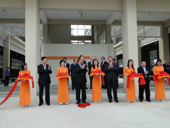 Phó Thủ tướng Nguyễn Thiện Nhân cùng lãnh đạo Bộ, ban giám hiệu nhà trường cắt băng khánh thành cơ sở mới của nhà trường