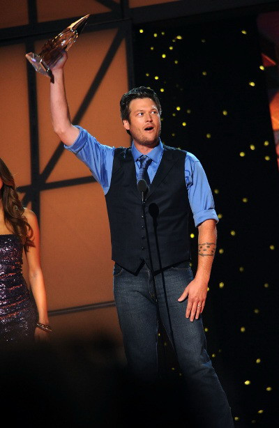 Blake Shelton và Miranda Lambert lần thứ hai liên tiếp bước lên bục nhận giải: Nam ca sĩ của năm và Nữ ca sĩ của năm.