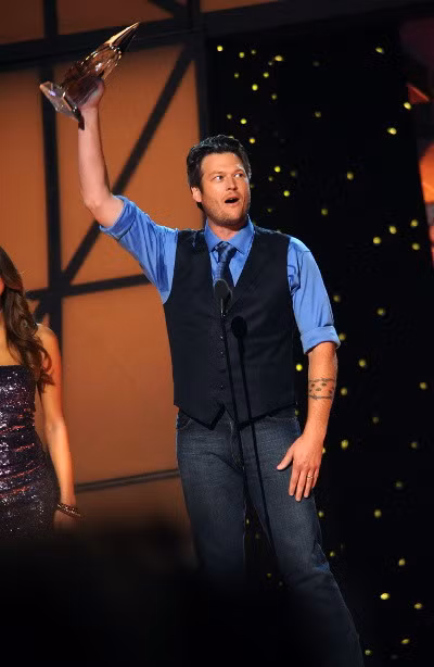 Blake Shelton và Miranda Lambert lần thứ hai liên tiếp bước lên bục nhận giải: Nam ca sĩ của năm và Nữ ca sĩ của năm.