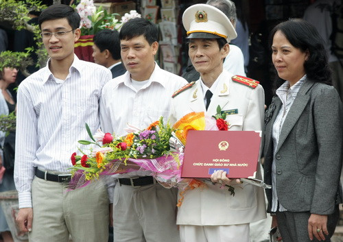 Đông đảo người thân cùng đồng nghiệp đến chức mừng các tân GS, PGS. Ảnh, gdtd.vn