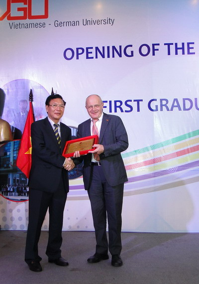 Bộ trưởng Phạm Vũ Luận trao bằng khen của Bộ GD cho hiệu trưởng trường VGU