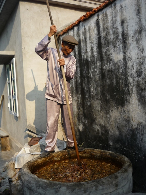 Ông Lưu Bá Hộ trong 1 công đoạn làm mắm