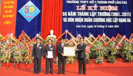 Thăm lại trường xưa