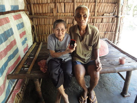 Đôi vợ chồng già nhờ con cháu nhắn tin giúp