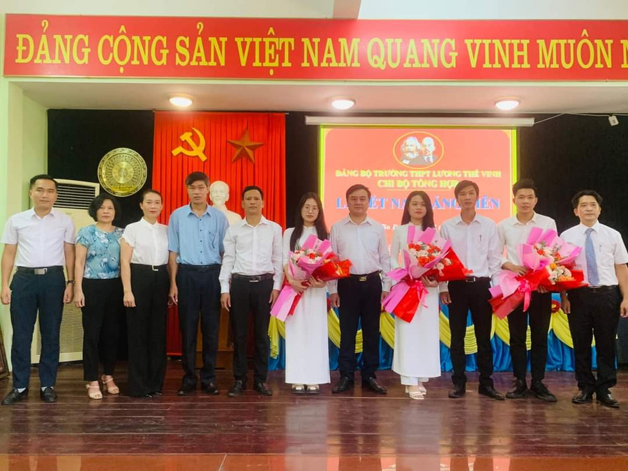 Lãnh đạo nhà trường chúc mừng các học sinh được đứng vào hàng ngũ của Đảng.