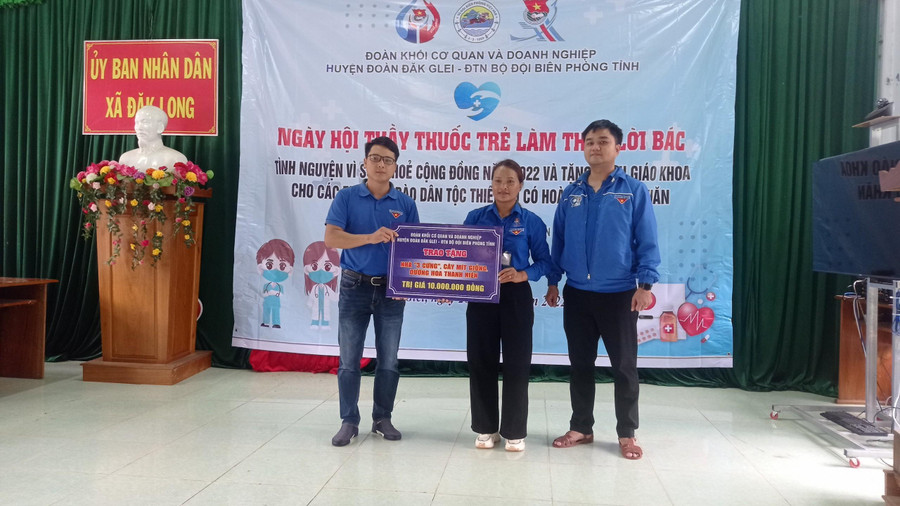 Chương trình hỗ trợ kinh phí và nhân lực làm nhà “3 cứng” cho 2 hộ gia đình có hoàn cảnh khó khăn. Chương trình hỗ trợ kinh phí và nhân lực làm nhà “3 cứng” cho 2 hộ gia đình có hoàn cảnh khó khăn.