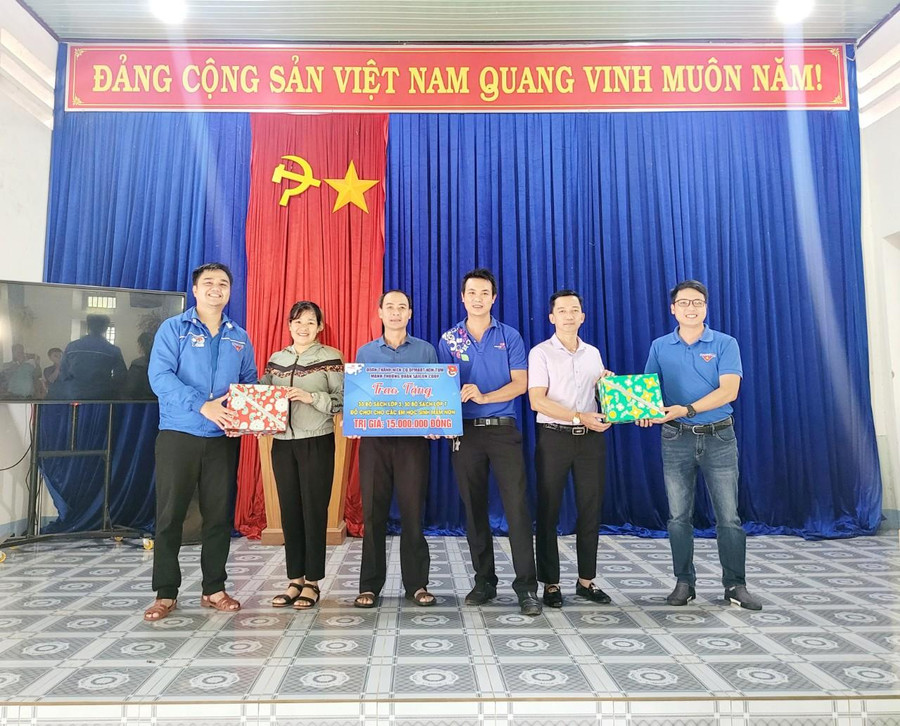 60 bộ SGK lớp 3 và lớp 7 kèm những phần quà ý nghĩa được trao tặng cho học sinh vùng khó. 60 bộ SGK lớp 3 và lớp 7 kèm những phần quà ý nghĩa được trao tặng cho học sinh vùng khó.