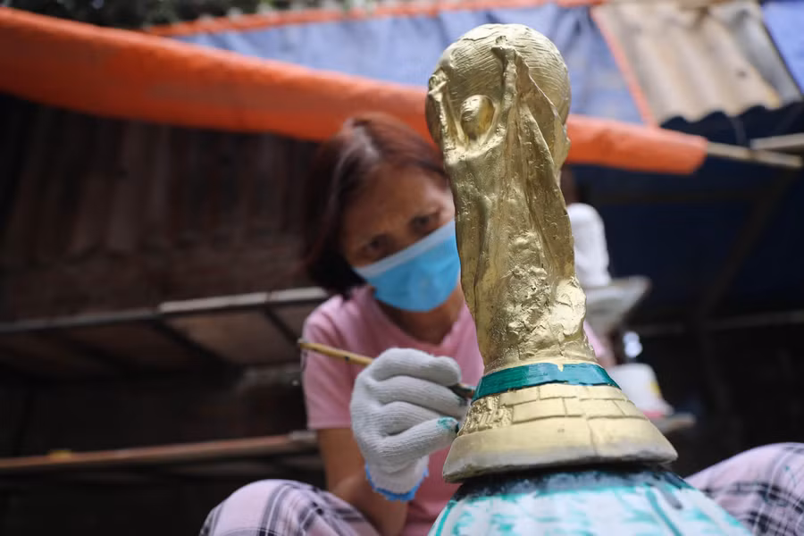 Những chiếc cúp vàng World Cup 2022 sẽ được hoàn thiện với một lớp sơn màu xanh lá cây cuối cùng ở phần đế.