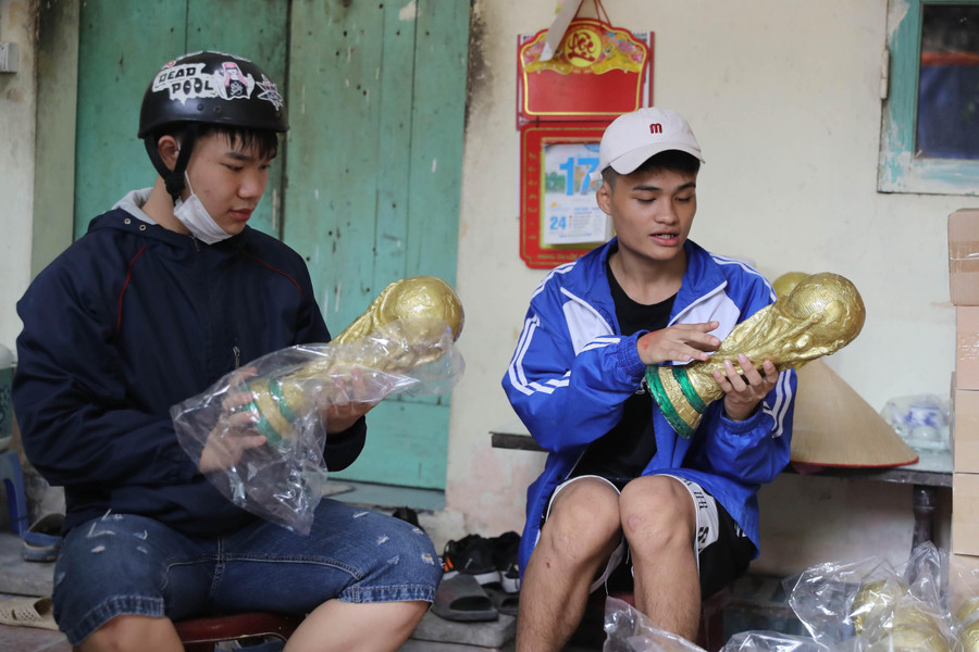 Rất nhiều người hâm mộ đã tìm đến các xưởng sản xuất tại Bát Tràng để tìm mua cho mình 1 chiếc cúp. Rất nhiều người hâm mộ đã tìm đến các xưởng sản xuất tại Bát Tràng để tìm mua cho mình 1 chiếc cúp.