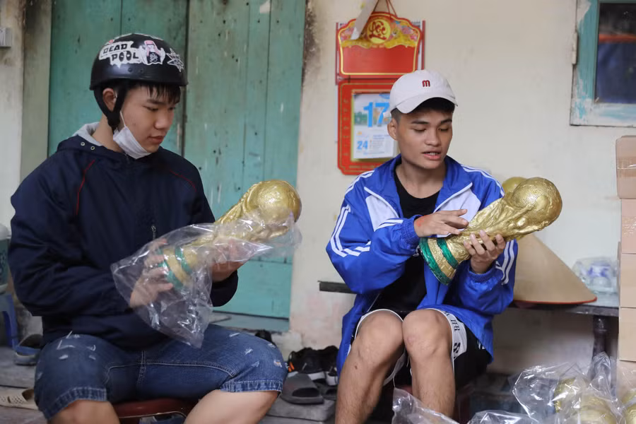 Rất nhiều người hâm mộ đã tìm đến các xưởng sản xuất tại Bát Tràng để tìm mua cho mình 1 chiếc cúp.