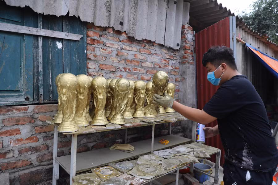 Những chiếc cúp đã sơn phủ màu vàng sẽ tiếp tục được phơi khô để chuẩn bị cho công đoạn hoàn thiện.