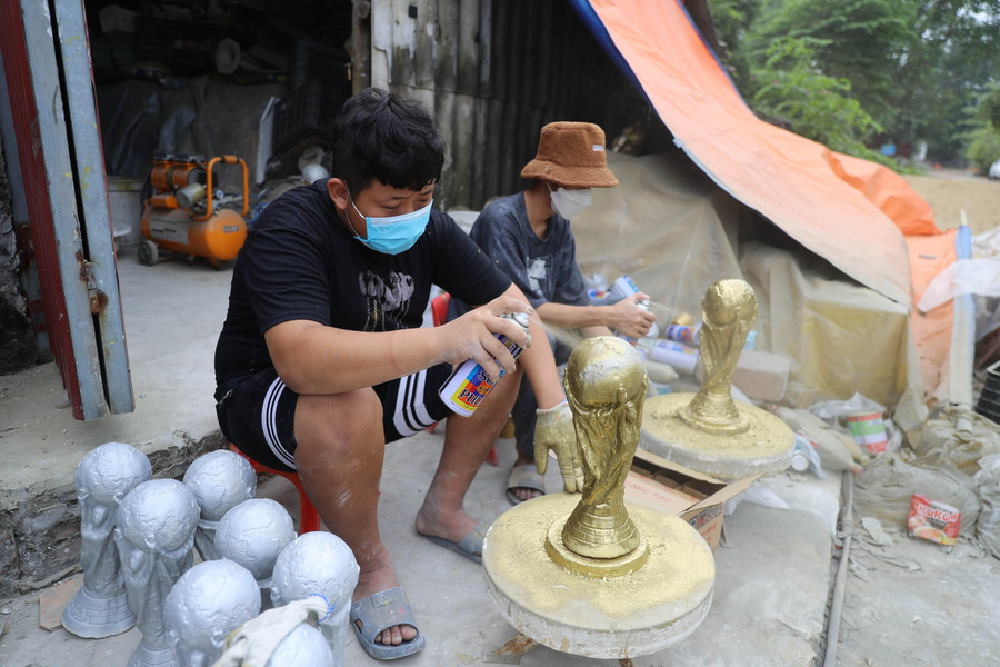 Sau khi tháo khuôn, người thợ tiếp tục cắt bỏ những chi tiết thừa rồi mang chiếc cúp đi phơi khô, Sau khi phơi khô thời gian từ 3-5 ngày, người thợ mang cúp vào sơn phủ các lớp màu và nhũ. Sau khi tháo khuôn, người thợ tiếp tục cắt bỏ những chi tiết thừa rồi mang chiếc cúp đi phơi khô, Sau khi phơi khô thời gian từ 3-5 ngày, người thợ mang cúp vào sơn phủ các lớp màu và nhũ.