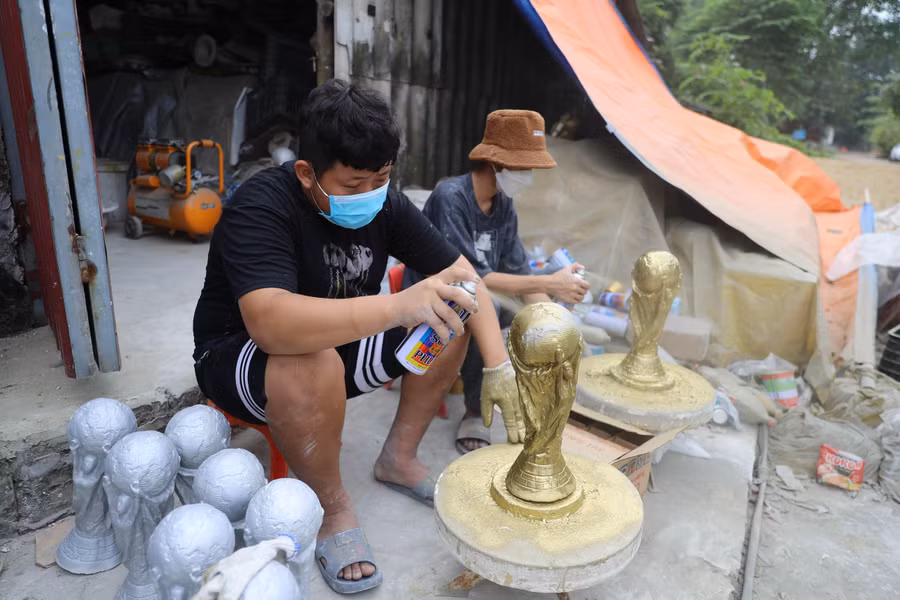 Sau khi tháo khuôn, người thợ tiếp tục cắt bỏ những chi tiết thừa rồi mang chiếc cúp đi phơi khô, Sau khi phơi khô thời gian từ 3-5 ngày, người thợ mang cúp vào sơn phủ các lớp màu và nhũ.