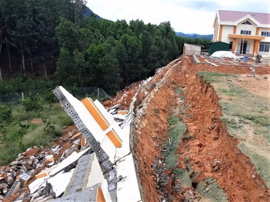 Tường rào THCS Võ Nguyên Giáp, huyện M"Đrắk bị sập, đỗ.