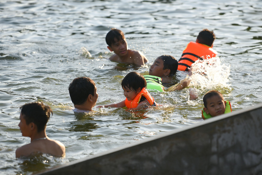 Không chỉ giải nhiệt, nhiều phụ huynh còn cho con em mình ra đây để rèn luyện kỹ năng bơi lội.