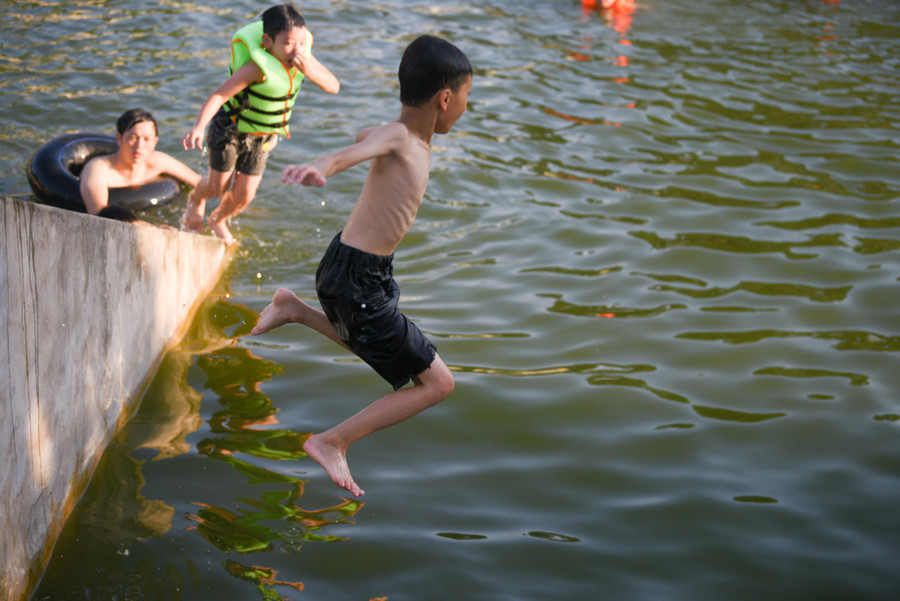 Trẻ em vô tư nô đùa tại ao làng.