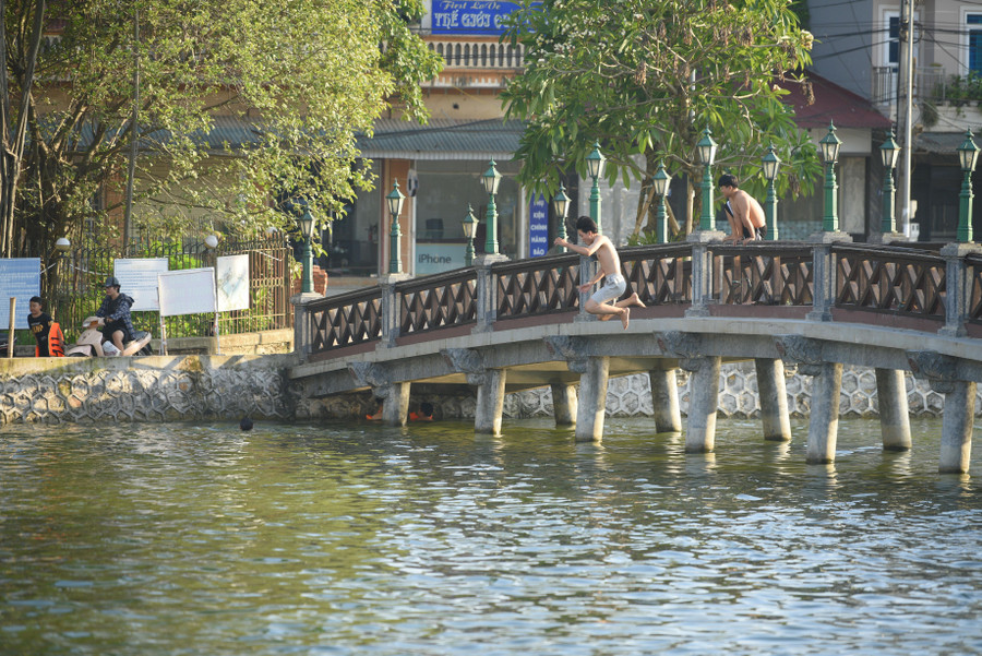 Nơi đây vào mỗi buổi chiều trở thành nơi vui chơi của rất nhiều người trong xã.