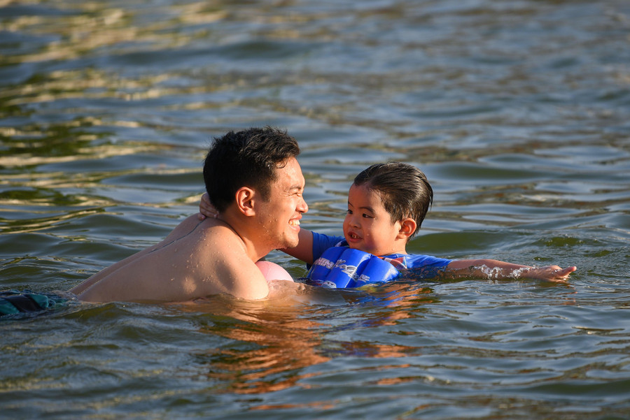 Nhiều bạn rất nhỏ cũng đã được bố mẹ đưa ra đây.