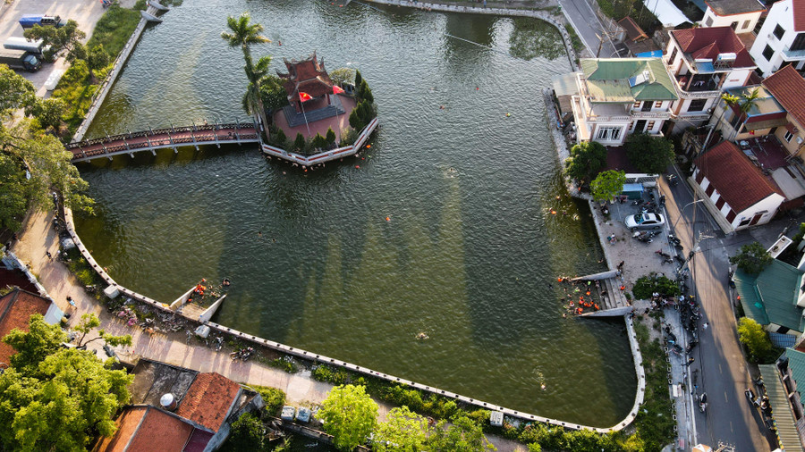 Ao làng Thiên thuộc xã Dương Liễu (huyện Hoài Đức, Hà Nội) có diện tích khoảng 7.000m2.