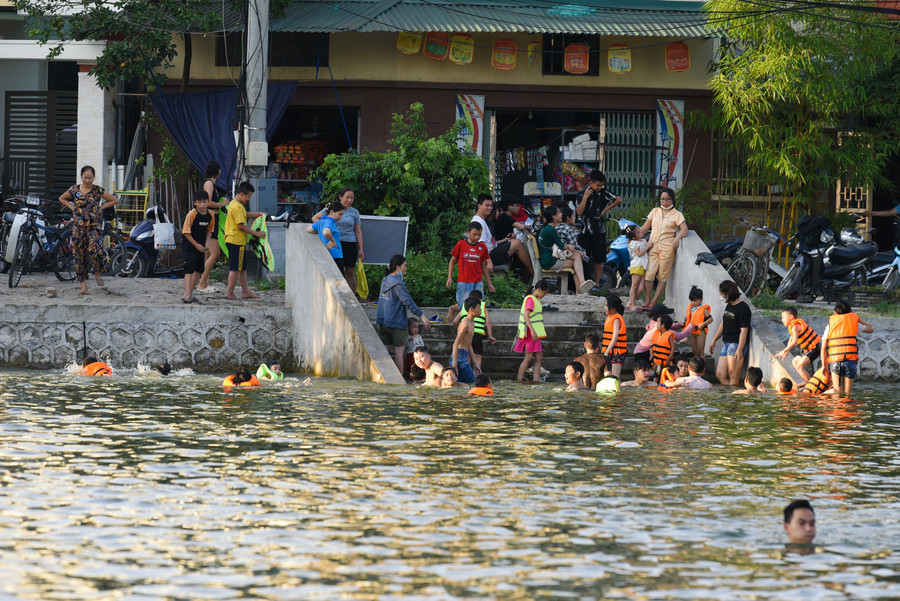 Vào khoảng 16-17h hàng ngày, rất đông người dân trong xã đã ra đây để tắm.
